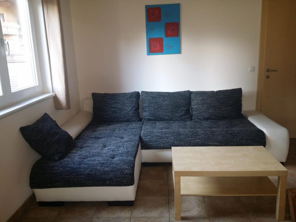 Photo of the whole room, Decorative detail