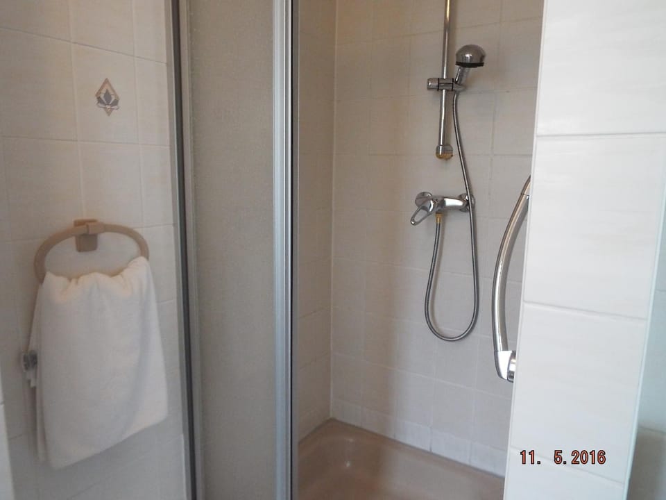 Shower, Bathroom, towels