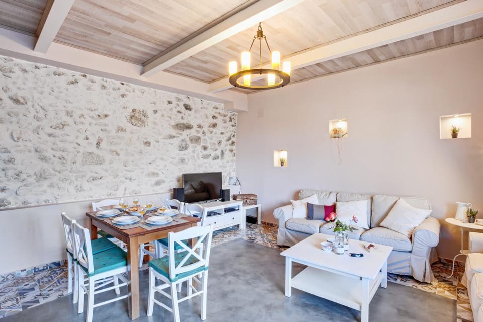 TV and multimedia, Kitchen or kitchenette, Living room, Seating area, Dining area