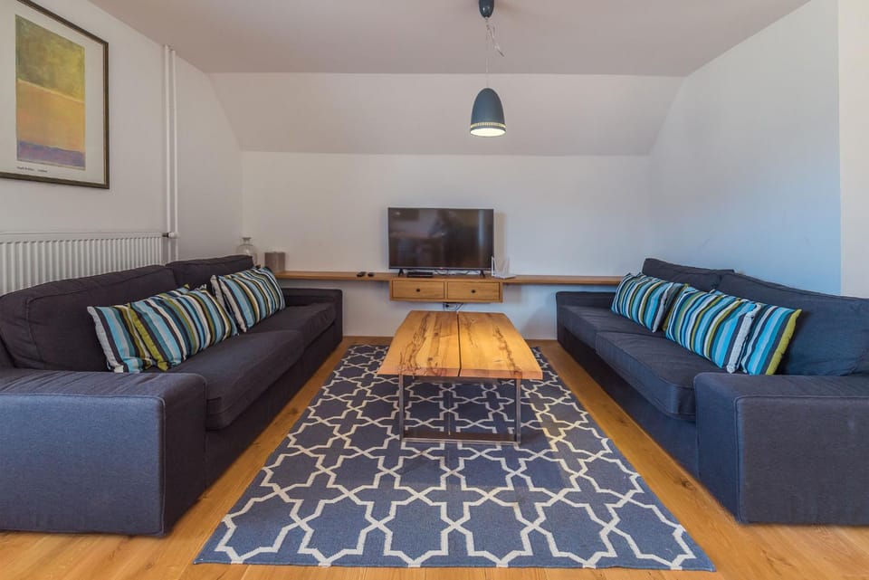 Communal lounge/ TV room, TV and multimedia, Living room, Seating area