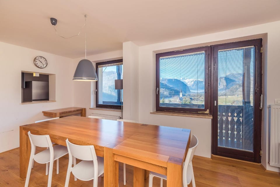 Natural landscape, Balcony/Terrace, Dining area, Mountain view