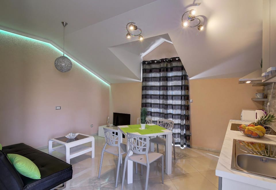 TV and multimedia, Coffee/tea facilities, Kitchen or kitchenette, Living room, Seating area, Dining area