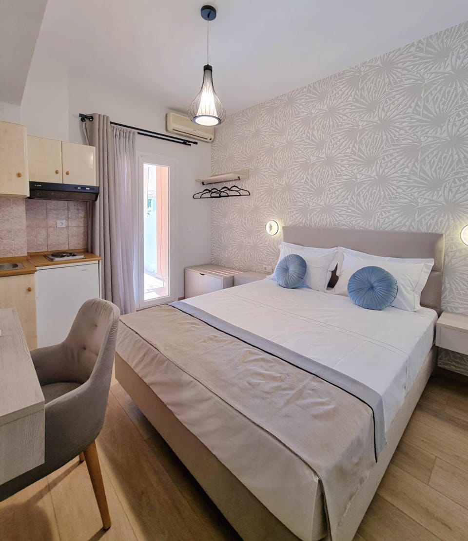 Bed, Kitchen or kitchenette, Bedroom