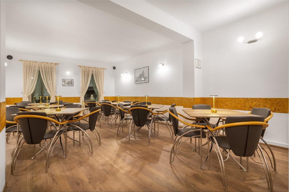 Seating area, Breakfast