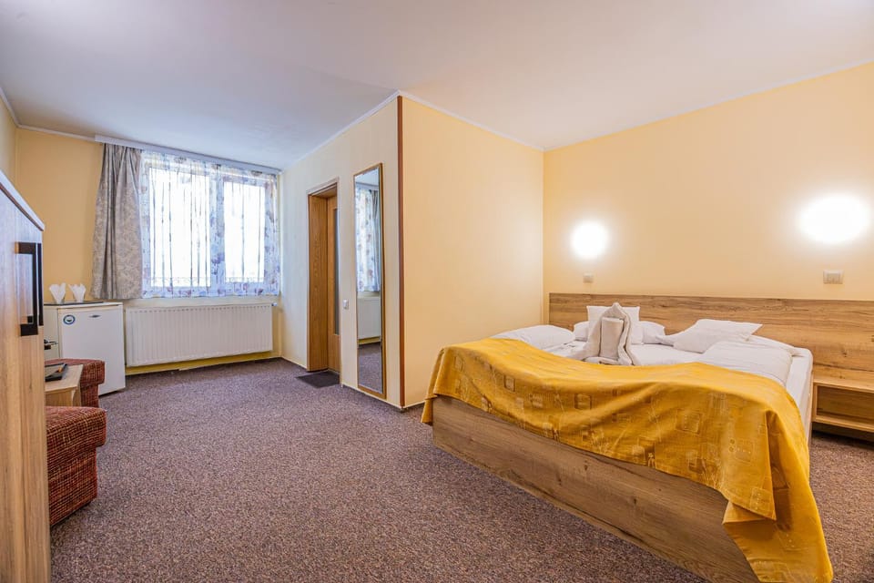 Bed, TV and multimedia, Photo of the whole room, Bedroom, minibar, towels, wardrobe