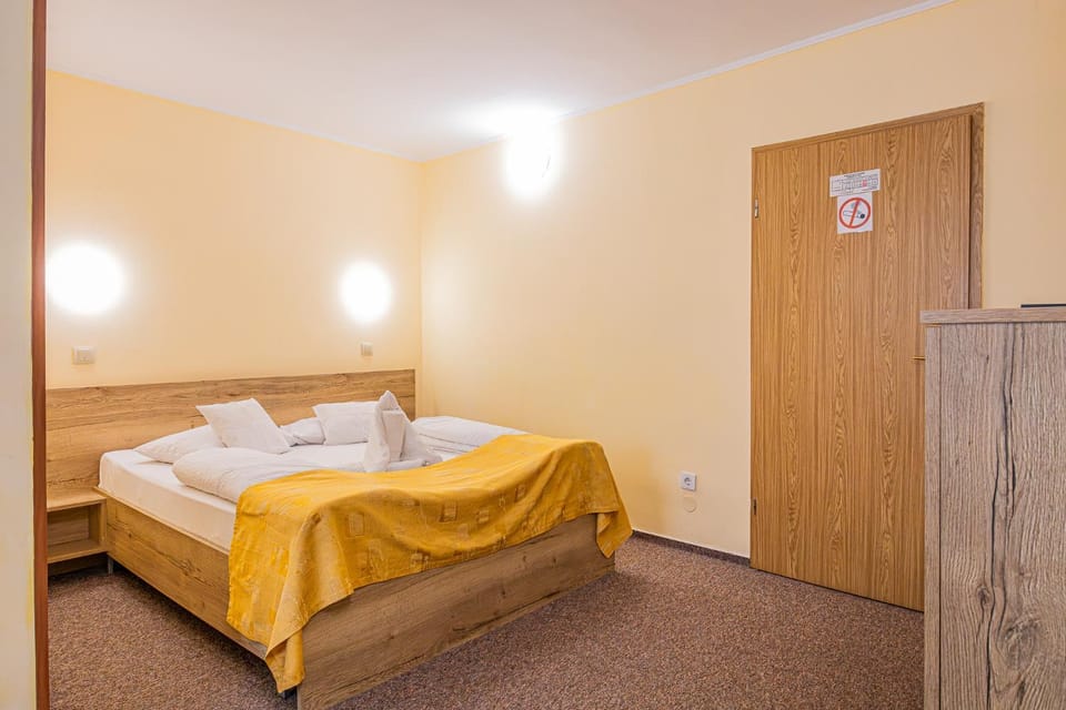 Bed, TV and multimedia, Photo of the whole room, Bedroom, minibar, towels, wardrobe