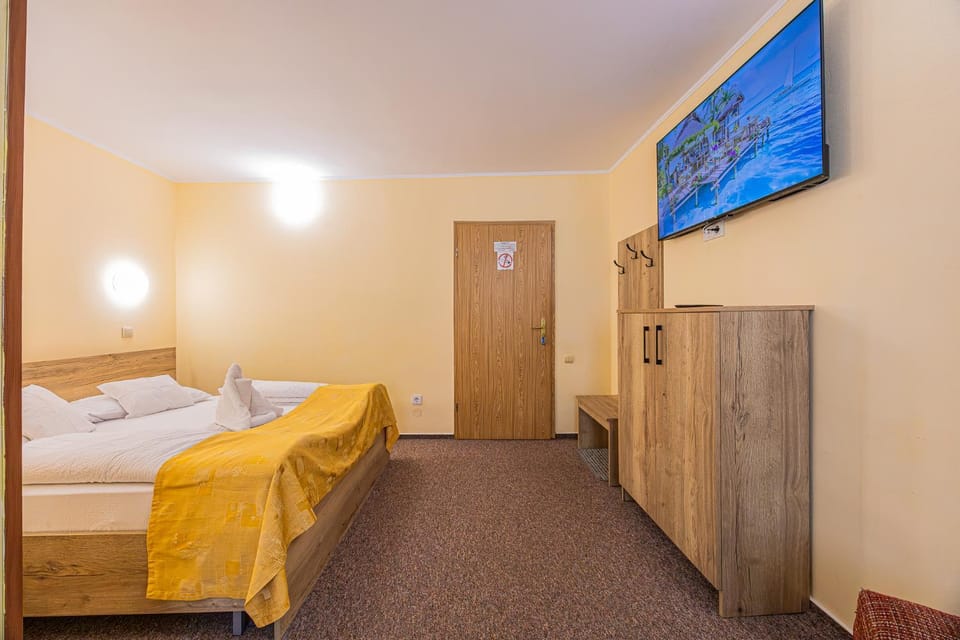 Bed, TV and multimedia, Photo of the whole room, Bedroom, minibar, towels, wardrobe