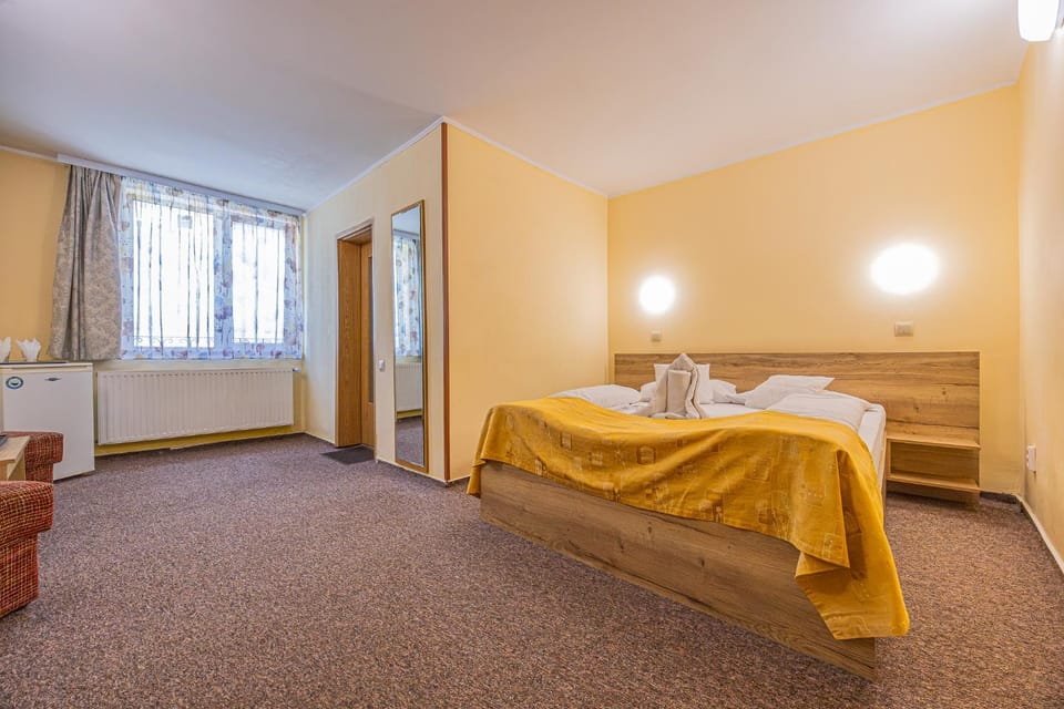 Bed, TV and multimedia, Photo of the whole room, Bedroom, minibar, towels, wardrobe