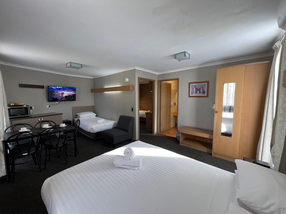Bed, TV and multimedia, Photo of the whole room, Seating area, Bedroom, towels