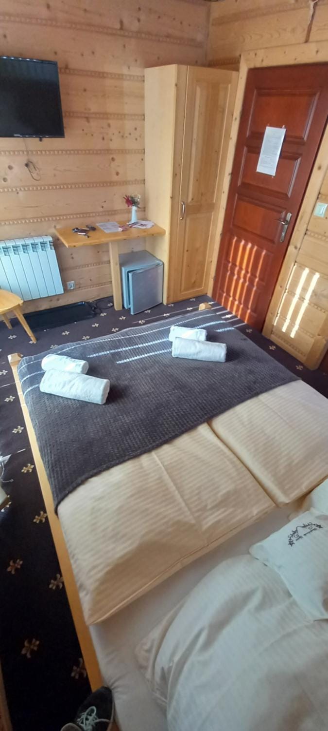 Bed, TV and multimedia, wardrobe