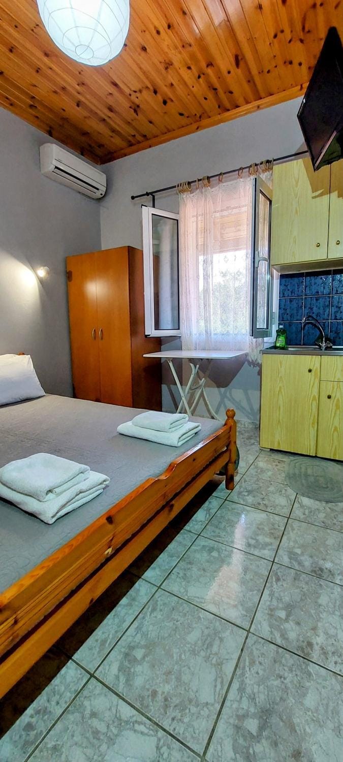 Bed, TV and multimedia, Kitchen or kitchenette, Photo of the whole room, Bedroom, wardrobe, air conditioner