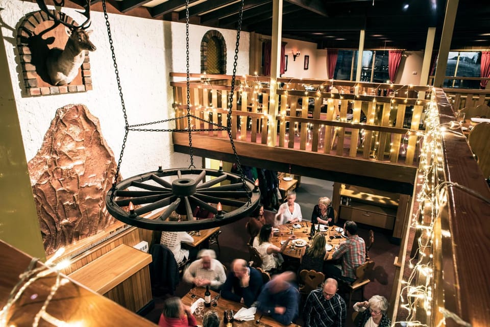Restaurant/places to eat, Winter, Dining area, Dinner, Alcoholic drinks, Non alcoholic drinks