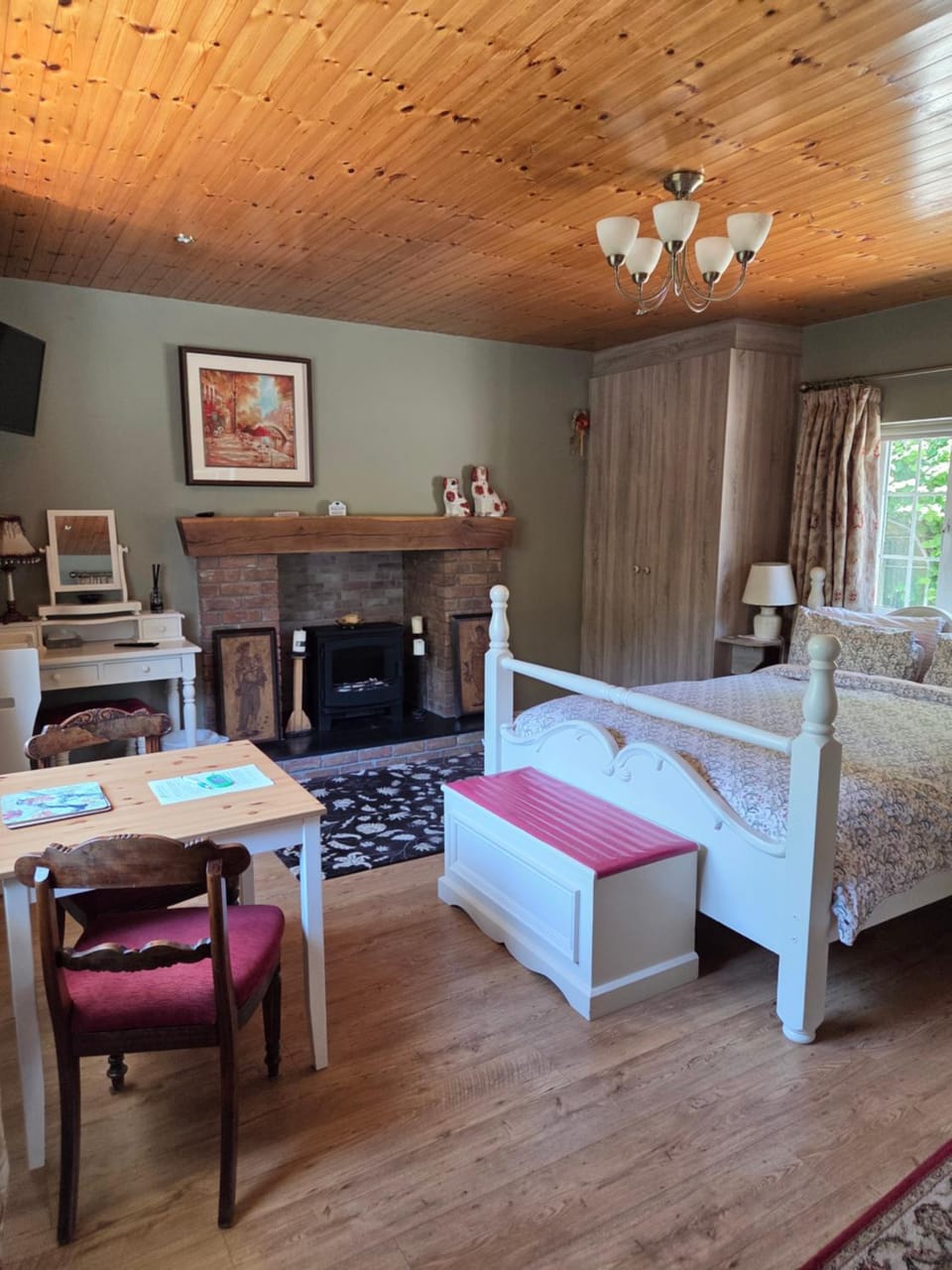 Photo of the whole room, Bedroom