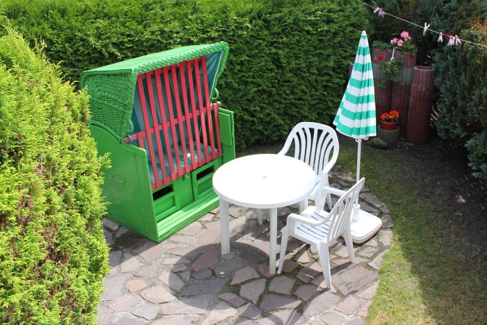 Garden, Seating area, Garden view