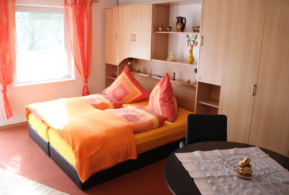 Bed, Day, Photo of the whole room, Decorative detail, Bedroom