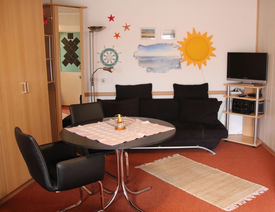 Day, TV and multimedia, Living room, Decorative detail, Seating area, On site