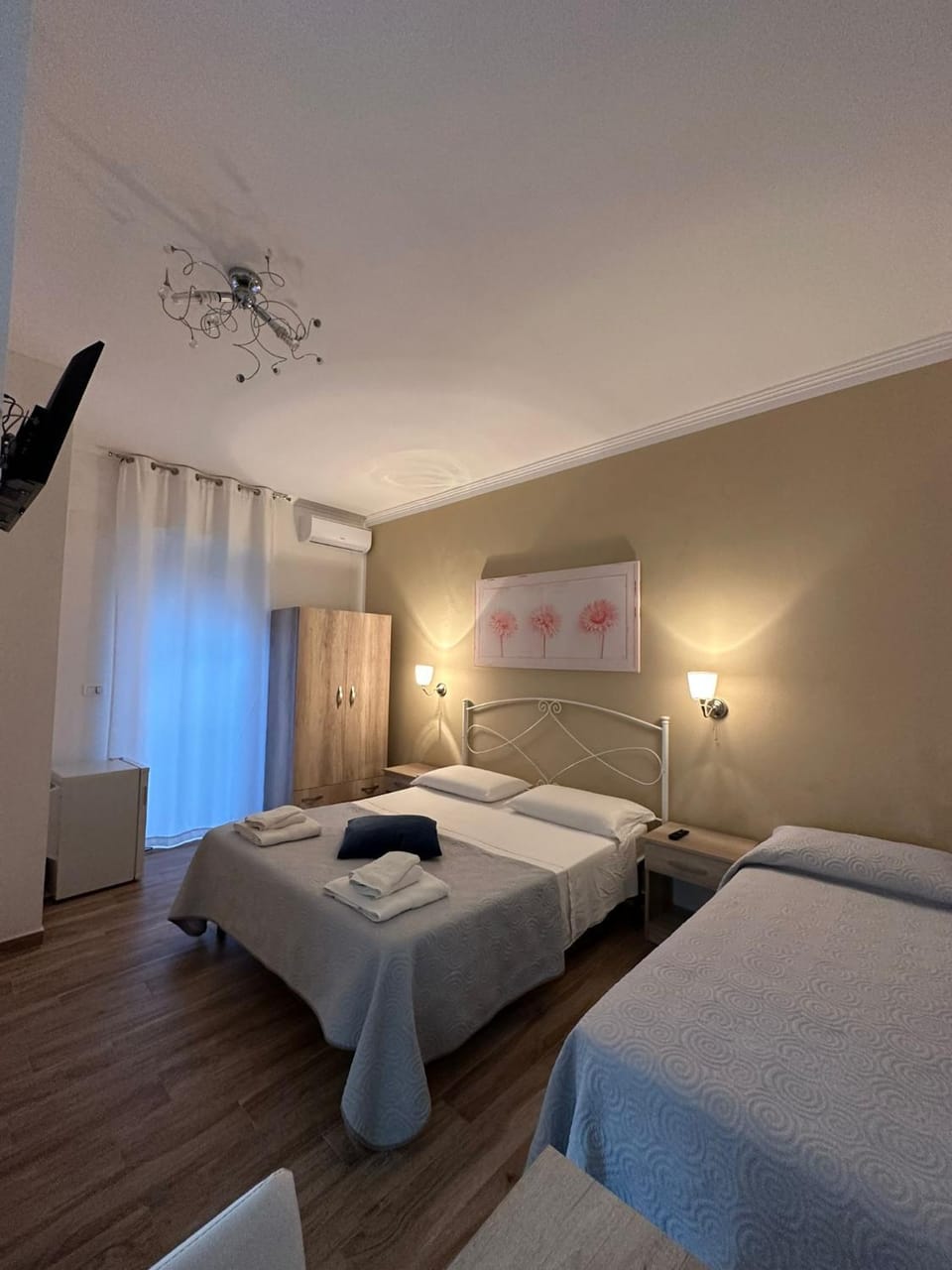 Bed, Photo of the whole room, Bedroom, Landmark view