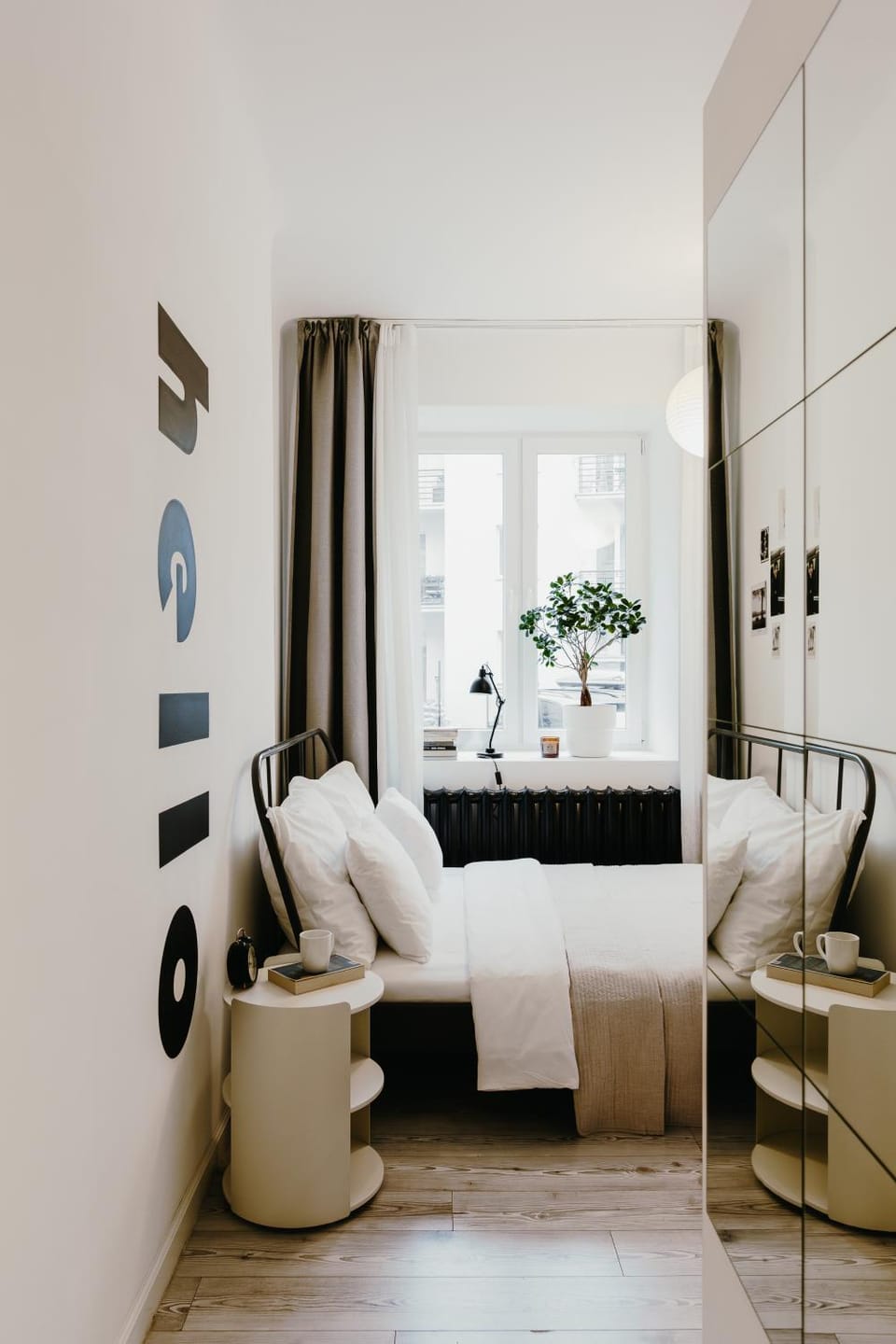 Bed, Living room, Photo of the whole room, Seating area, Bedroom