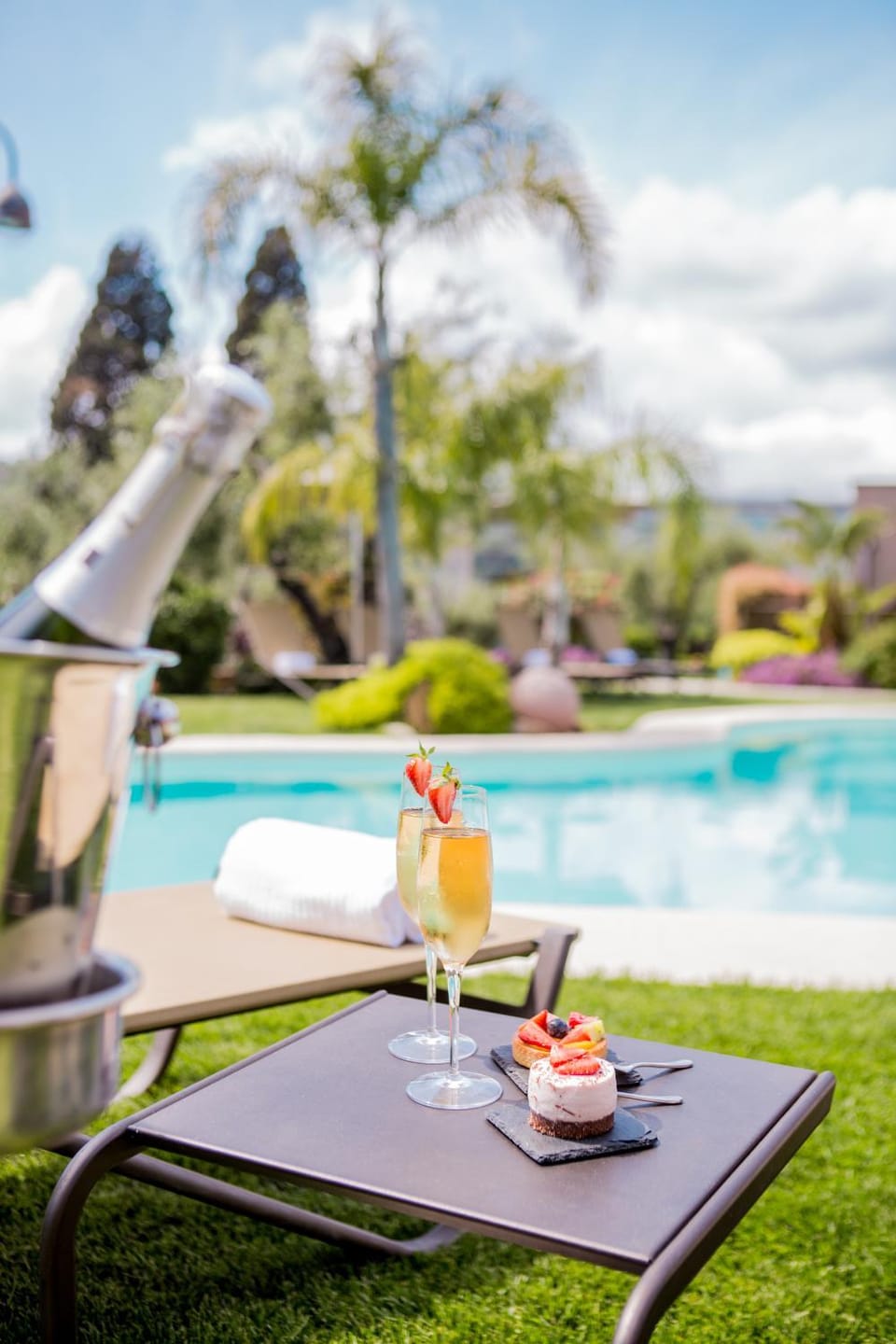 Food and drinks, Swimming pool, Drinks