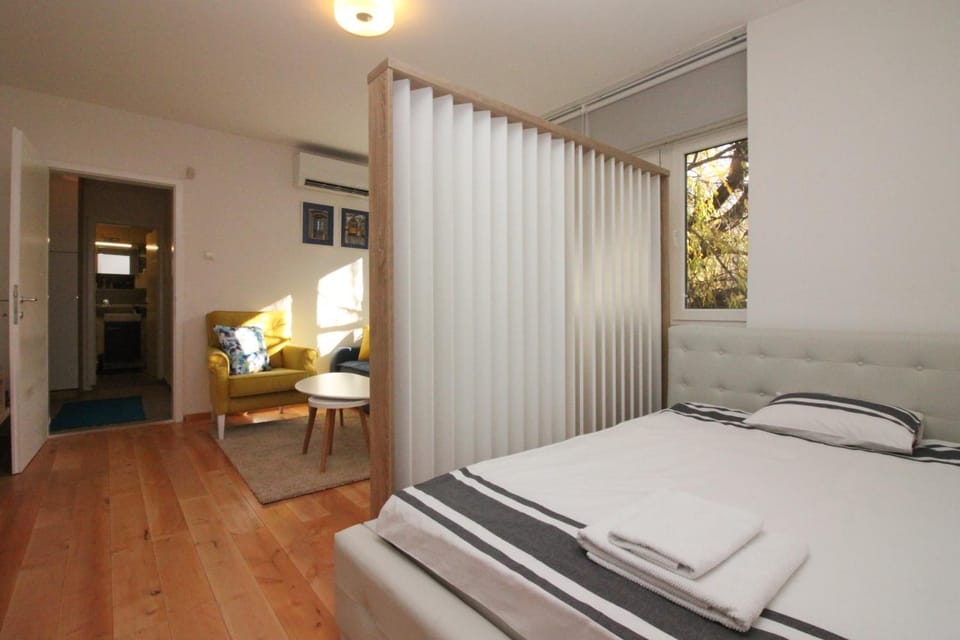 Bed, Living room