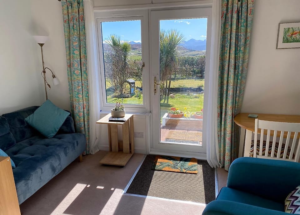 Living room, Seating area, Dining area, Mountain view