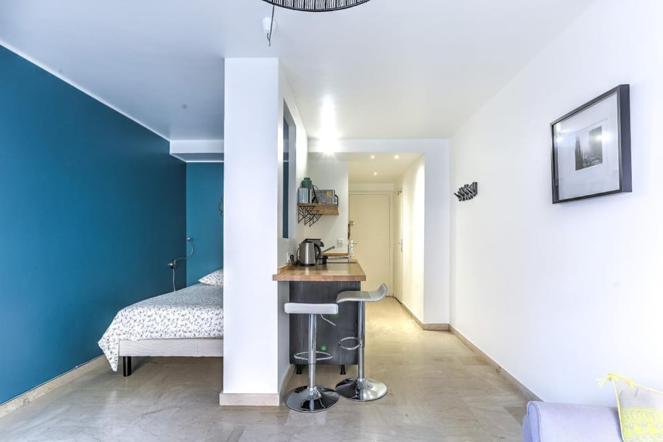 TV and multimedia, Coffee/tea facilities, Kitchen or kitchenette, Living room, Seating area, Dining area