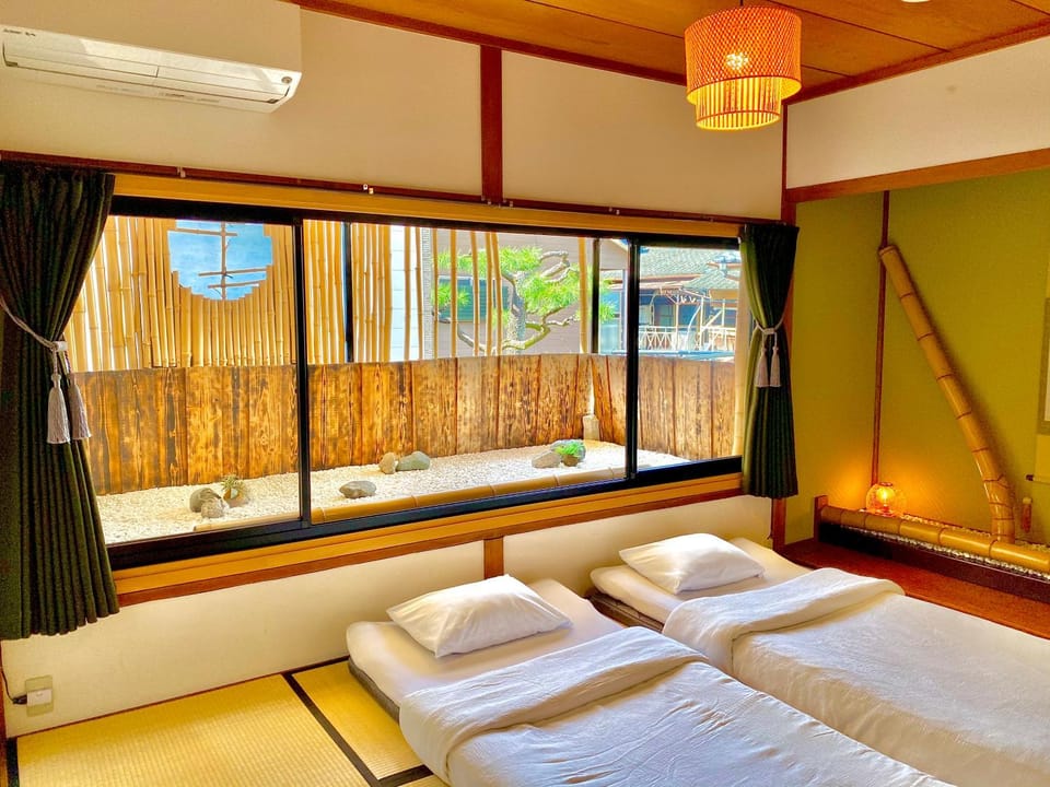 Photo of the whole room, Decorative detail, Garden view