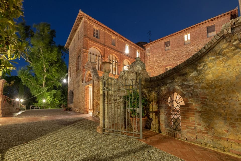 Property building, Nearby landmark, Facade/entrance, Garden