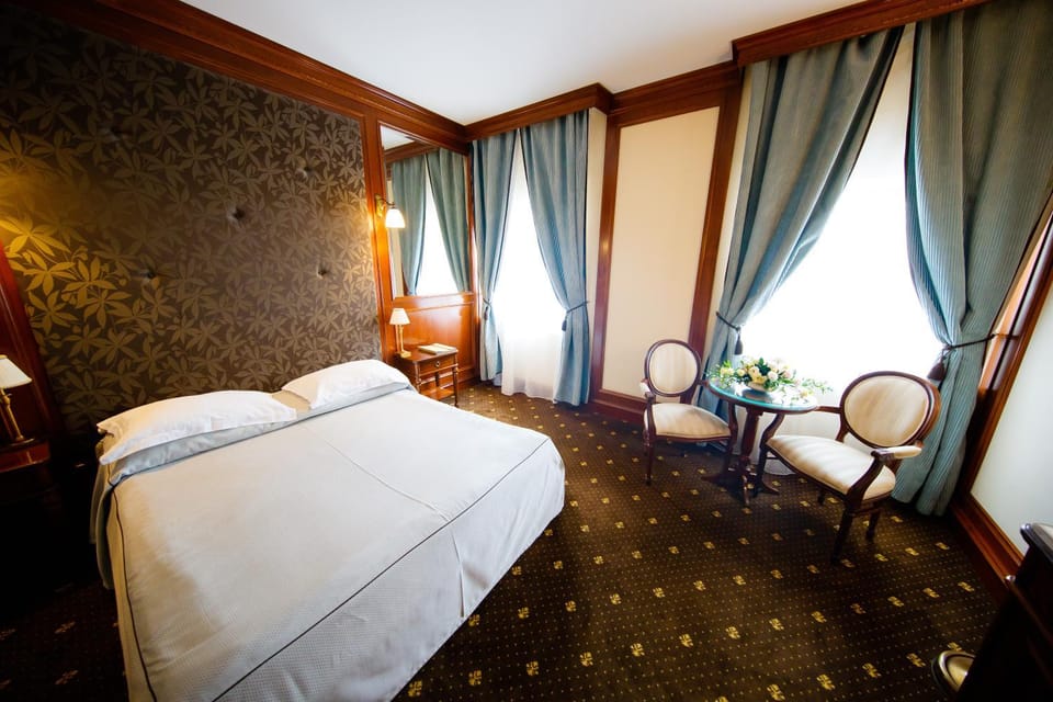 Bed, Day, Photo of the whole room, Decorative detail, Bedroom, On site