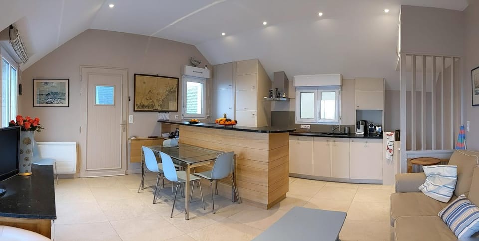 Property building, Kitchen or kitchenette, Dining area