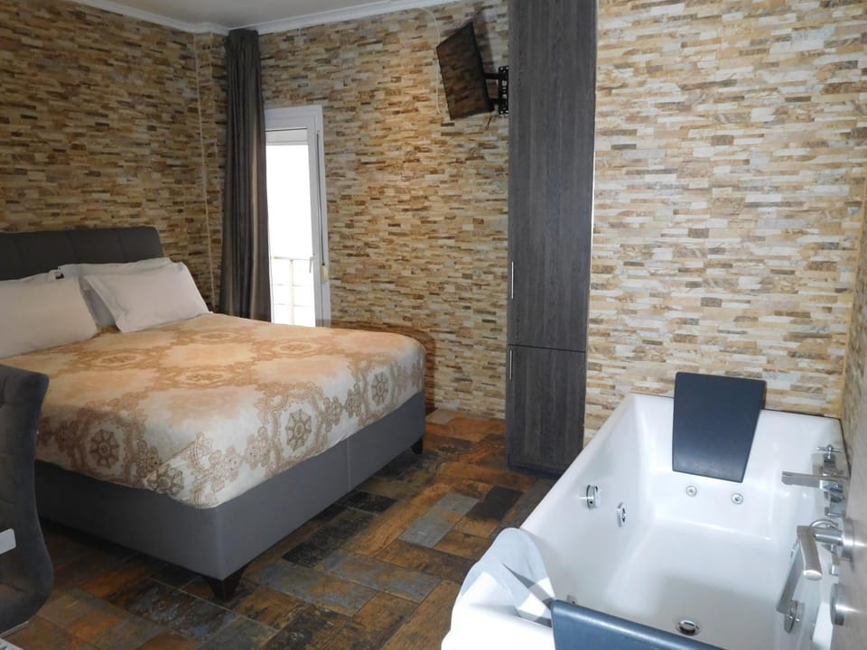 Bed, Hot Tub, TV and multimedia, Bedroom