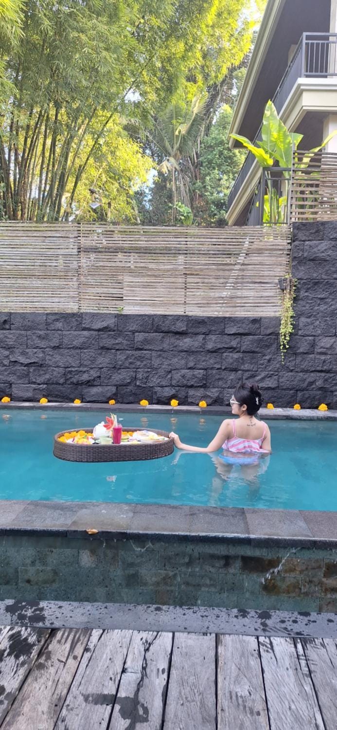 Pool view, Swimming pool
