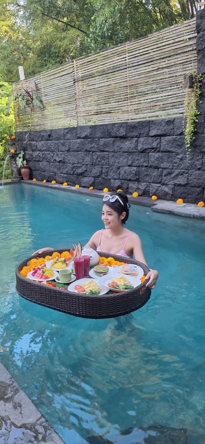 Swimming pool, Breakfast, Continental breakfast