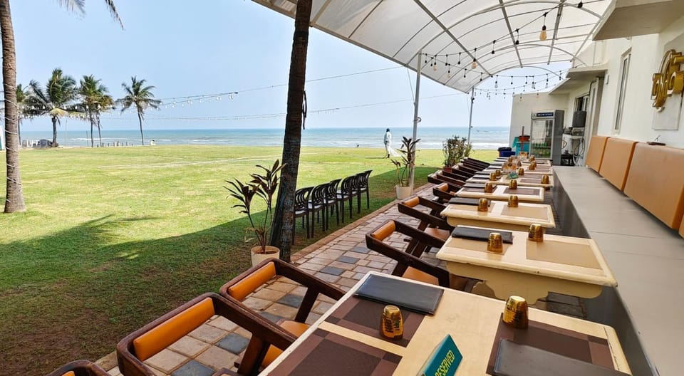 Restaurant/places to eat, Day, View (from property/room), Seating area, Beach, Sea view