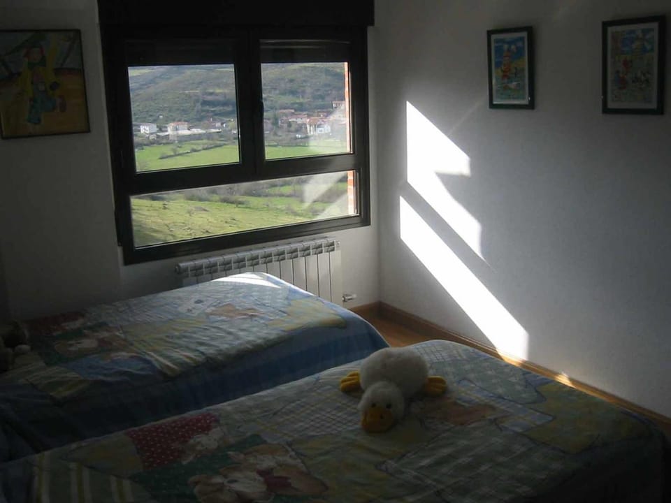 Bed, Bedroom, Mountain view, Street view