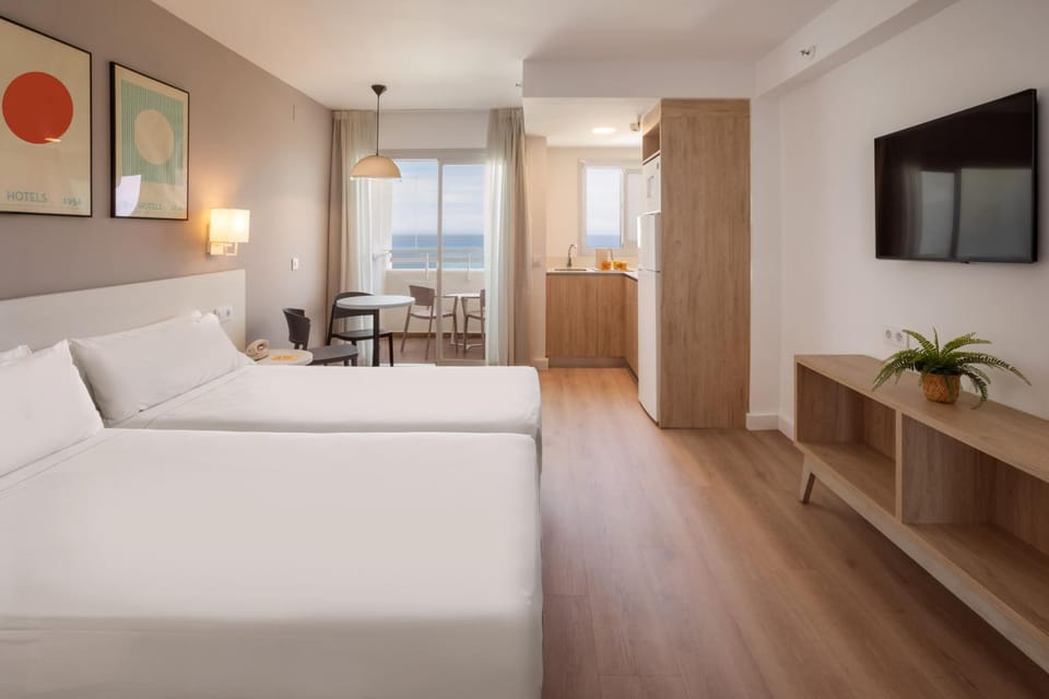Bed, TV and multimedia, Coffee/tea facilities, View (from property/room), Balcony/Terrace, Kitchen or kitchenette, Dining area, Bedroom, Sea view