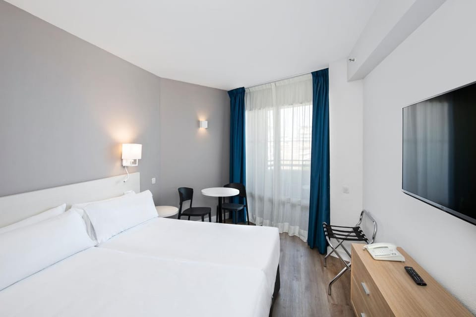 Bed, TV and multimedia, Bedroom