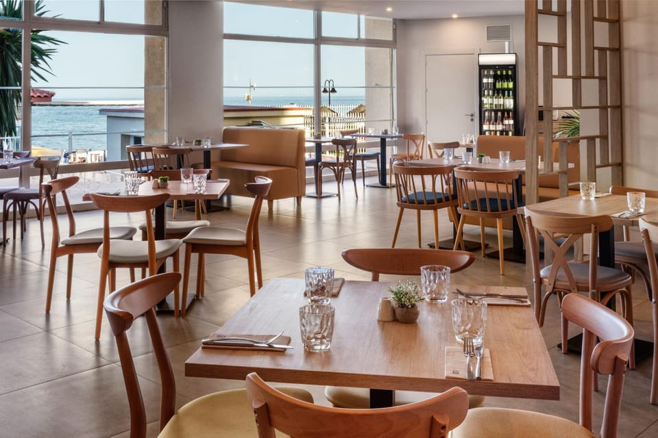 Restaurant/places to eat, Dining area, Beach, Sea view, Drinks