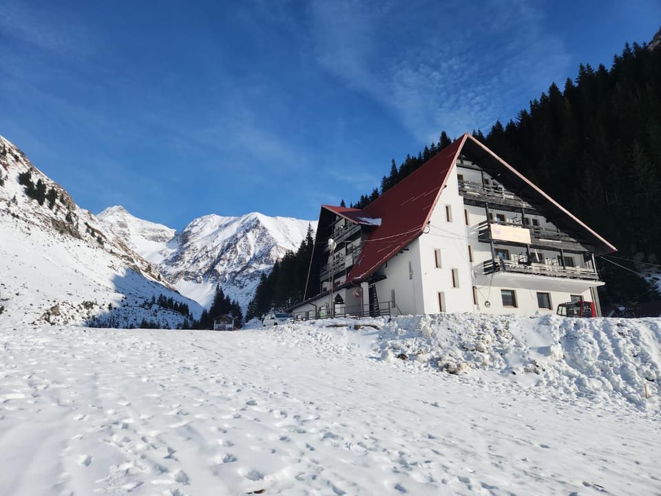 Property building, Nearby landmark, Day, Natural landscape, Winter, Mountain view