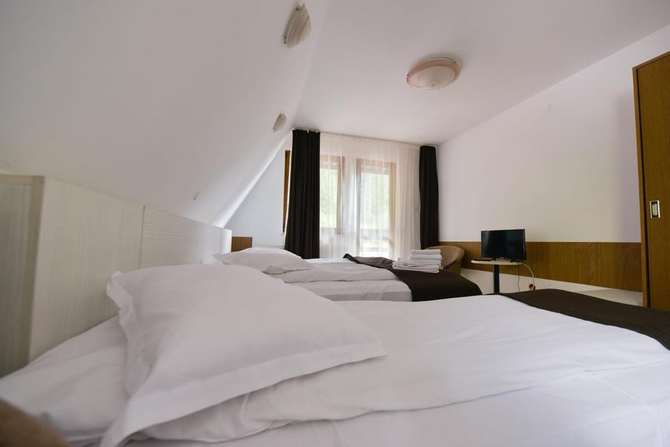 Bed, TV and multimedia, Photo of the whole room, Bedroom