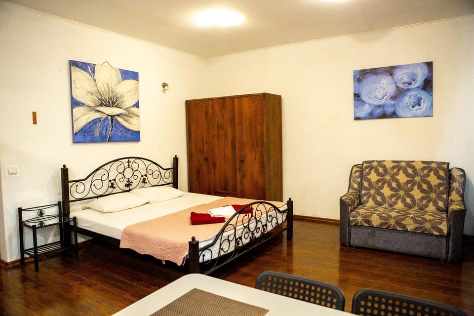 Bed, Seating area, wardrobe