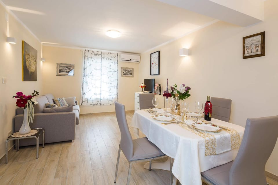 Living room, Dining area