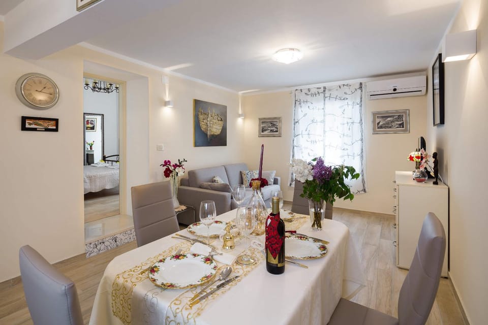 Living room, Photo of the whole room, Dining area