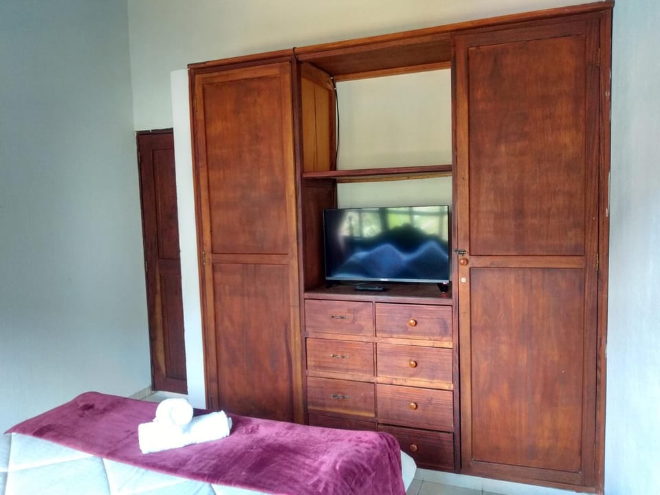 Bed, TV and multimedia, Bedroom
