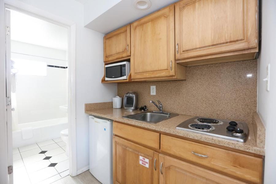 Kitchen or kitchenette, minibar