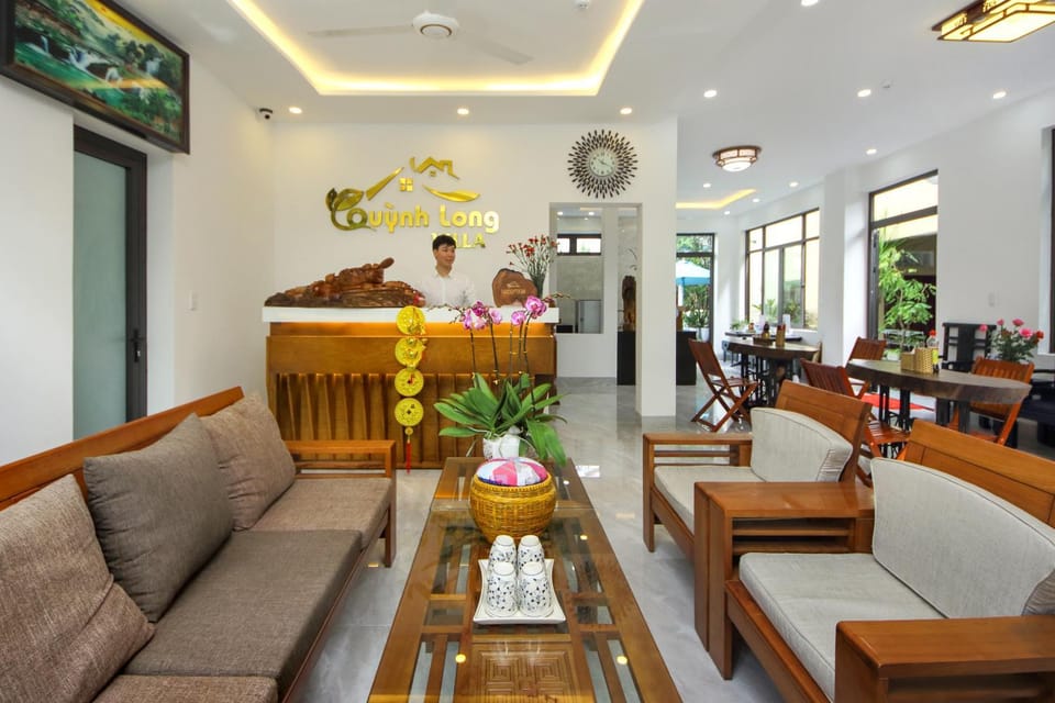 Staff, Restaurant/places to eat, Living room, Lobby or reception, Lobby or reception, Decorative detail, Seating area