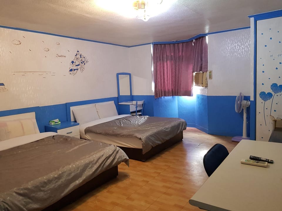 Bedroom, bunk bed