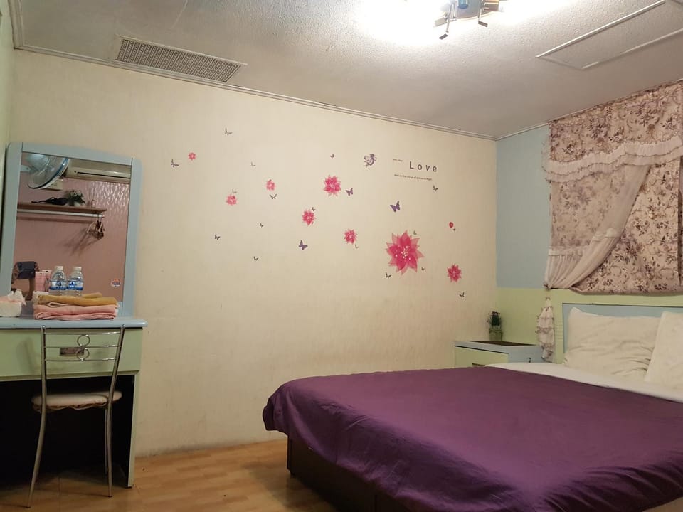 Decorative detail, Non alcoholic drinks, bunk bed