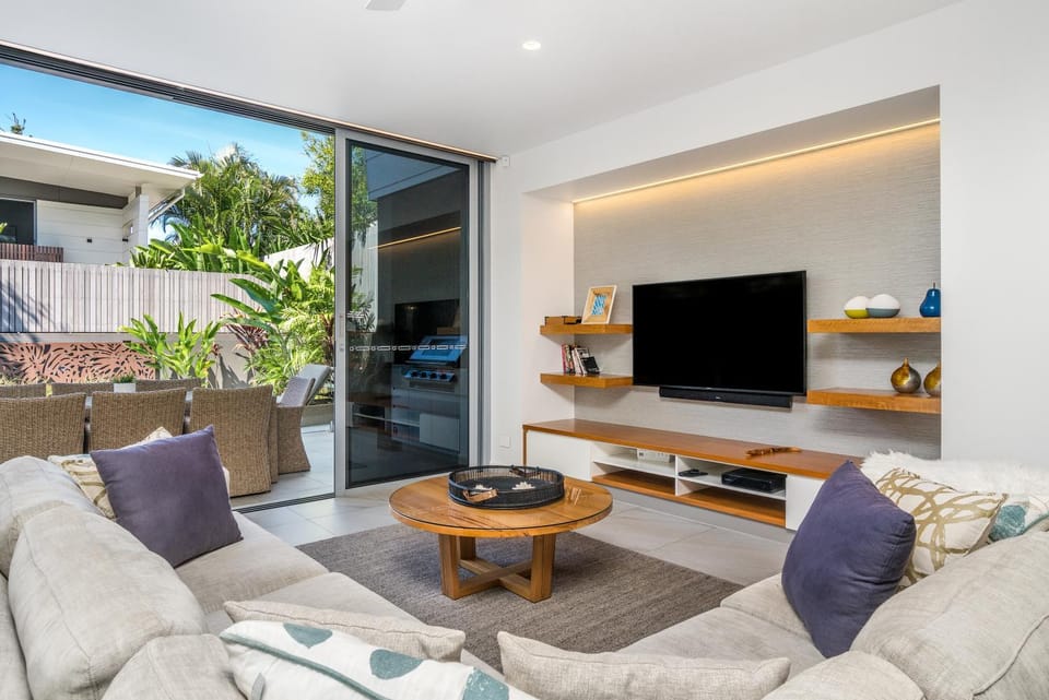TV and multimedia, Living room, Evening entertainment
