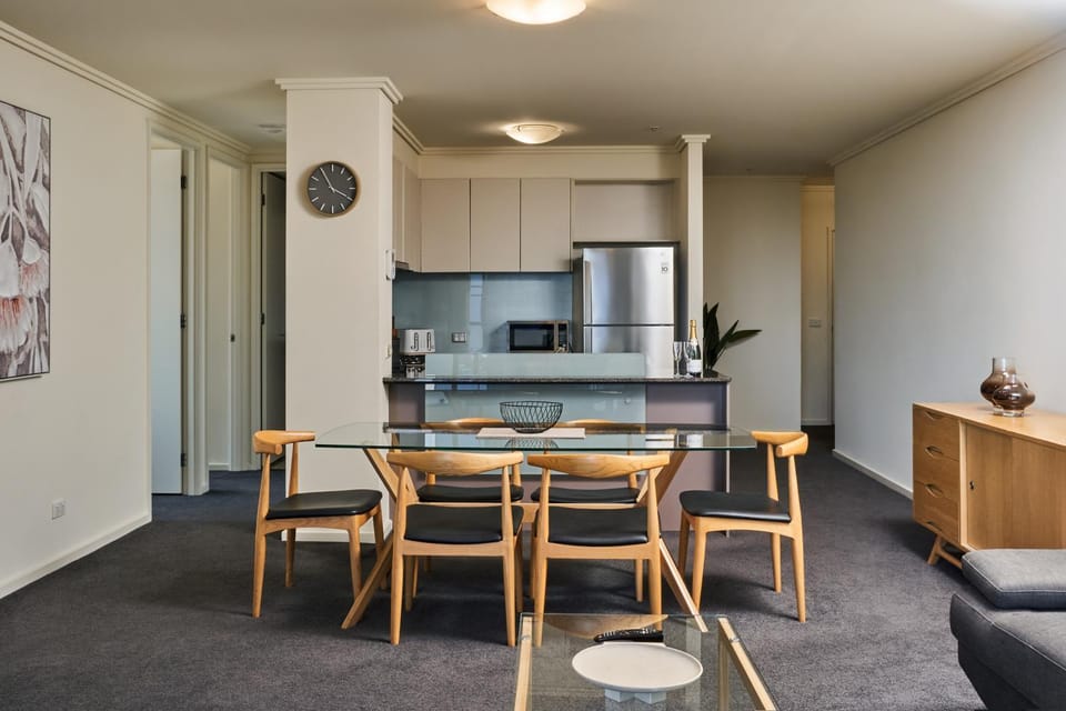 Kitchen or kitchenette, Dining area